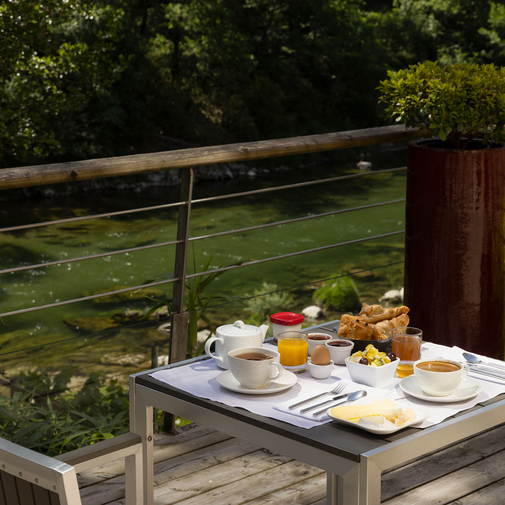 petit-dejeuner-terrasse-avec-vue-gorges-tarn